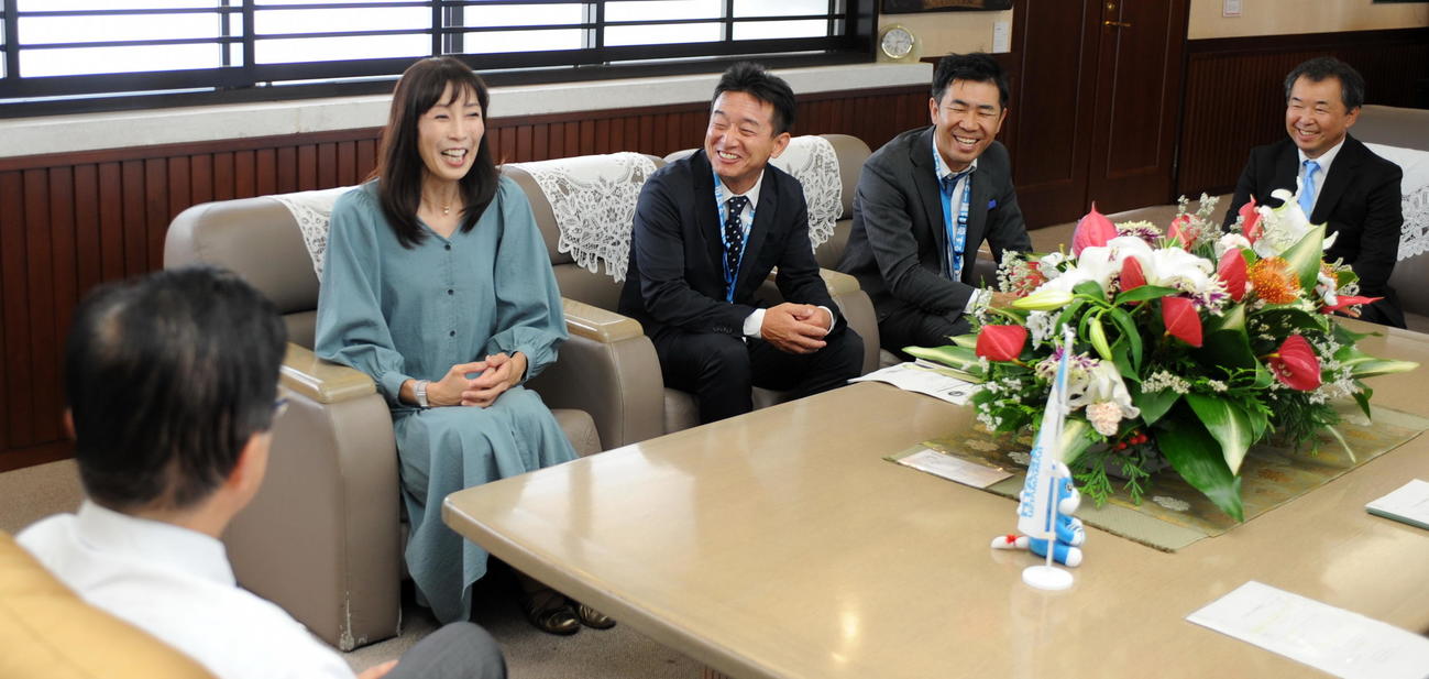 川勝知事（手前）と談笑する、左からブレス浜松・大林GM、森島理事、野田滋丈副代表、中山理チームドクター　