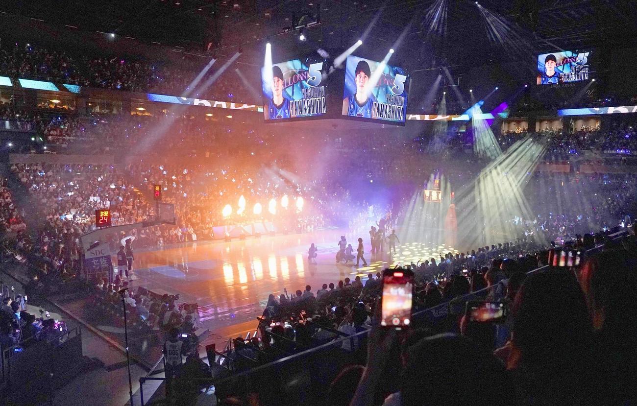 佐賀と琉球の試合で開幕したバスケットボールBリーグ（共同）