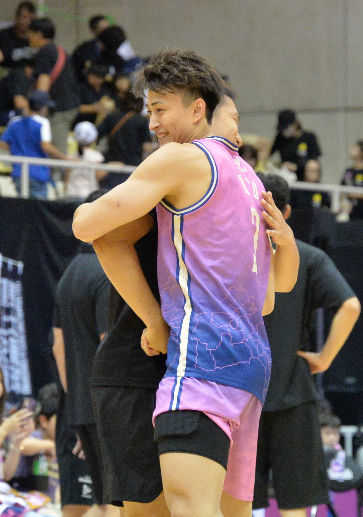 福島対仙台　試合後、健闘をたたえ合うB2福島・加藤（手前）とB1仙台・岡田（撮影・濱本神威）