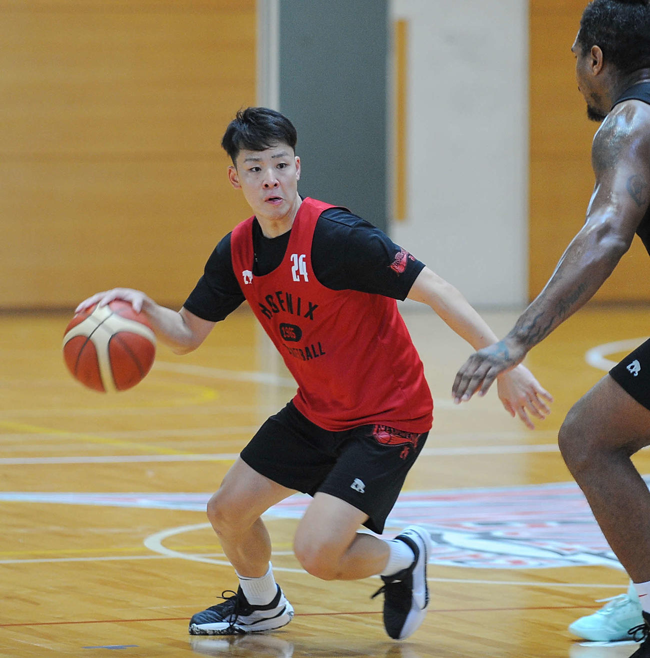 実戦練習でドリブルする三遠の佐々木