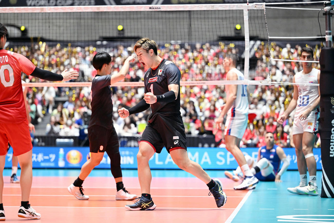 日本対セルビア　第3S、ポイントを奪い雄たけびを上げる西田（中央）（撮影・滝沢徹郎）