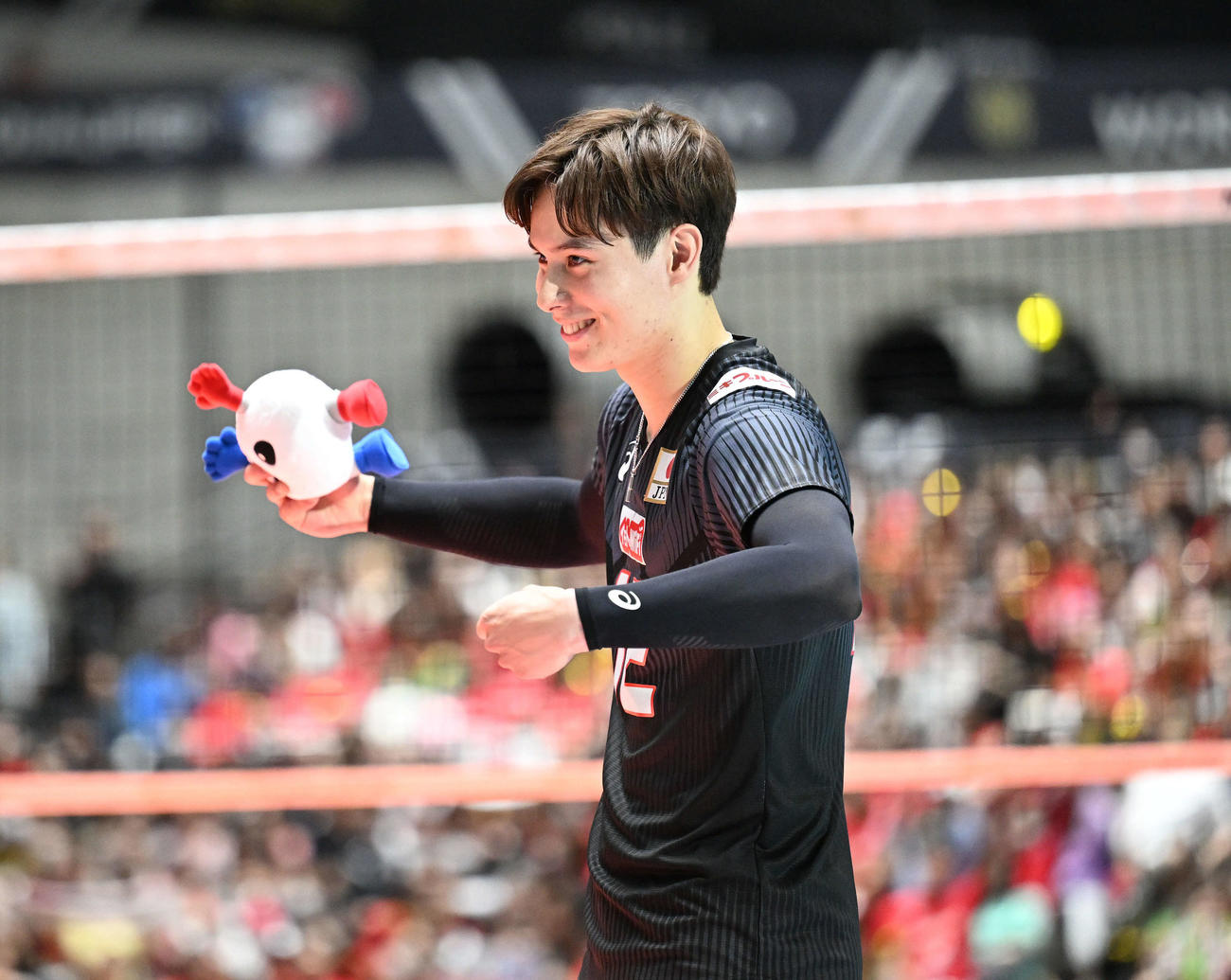 日本対セルビア　試合後、笑顔の高橋藍（撮影・滝沢徹郎）