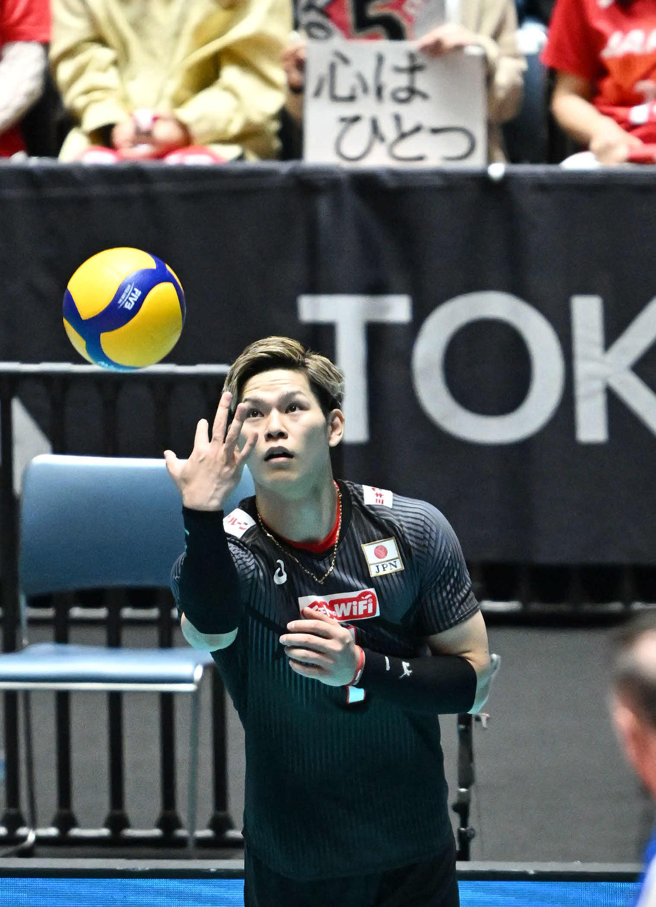 日本対セルビア　第1S、サーブを放つ西田　（撮影・滝沢徹郎）