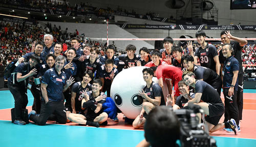日本対セルビア　試合後、バボちゃんと記念撮影する日本の選手たち（撮影・滝沢徹郎）