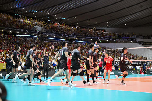 日本対セルビア　試合に勝利しコートに飛び出し喜ぶ日本の選手たち（撮影・滝沢徹郎）