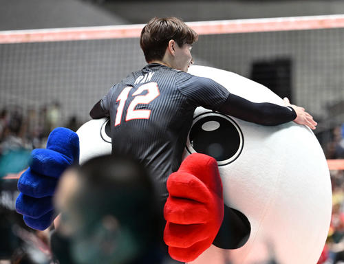 日本対セルビア　試合後、高橋藍はバボちゃんに抱きつく（撮影・滝沢徹郎）