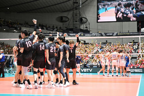 日本対セルビア　試合に勝利しガッツポーズで喜ぶ西田（手前右）（撮影・滝沢徹郎）