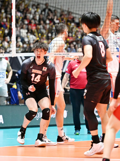 日本対セルビア　第3S、ポイントを奪い雄たけびを上げる石川（左）（撮影・滝沢徹郎）