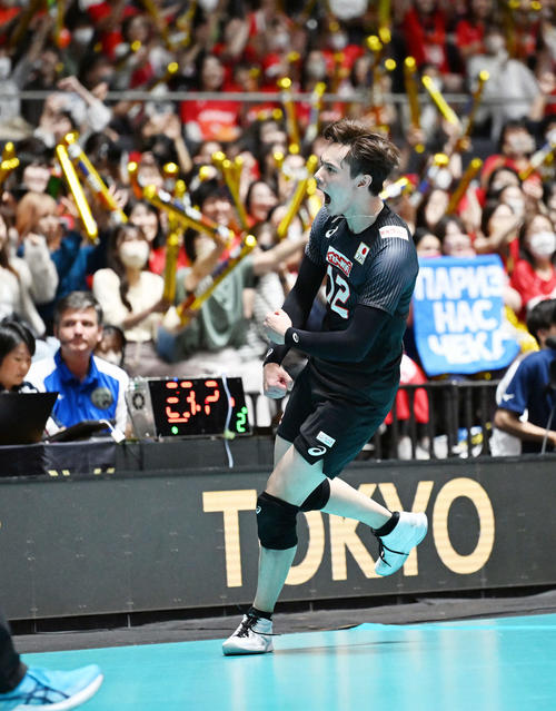 日本対セルビア　第3S、ポイントを奪い雄たけびを上げる高橋藍（撮影・滝沢徹郎）