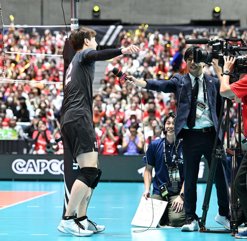 日本対セルビア　試合後のインタビューで「ひき肉でーす」とさけぶ高橋藍（撮影・滝沢徹郎）