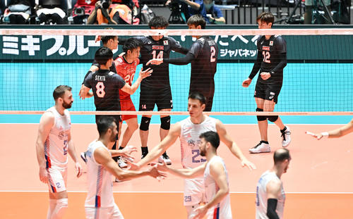 日本対セルビア　第1セットを取り喜ぶ日本の選手たち　（撮影・滝沢徹郎）