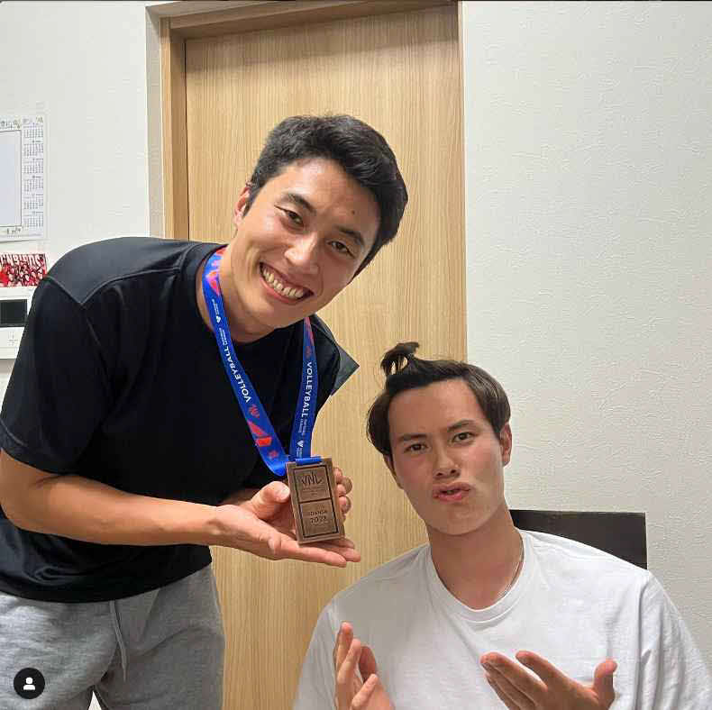 ネーションズリーグの銅メダルを首から提げる高橋塁（左）とポーズを取る藍（高橋塁のインスタグラムから）