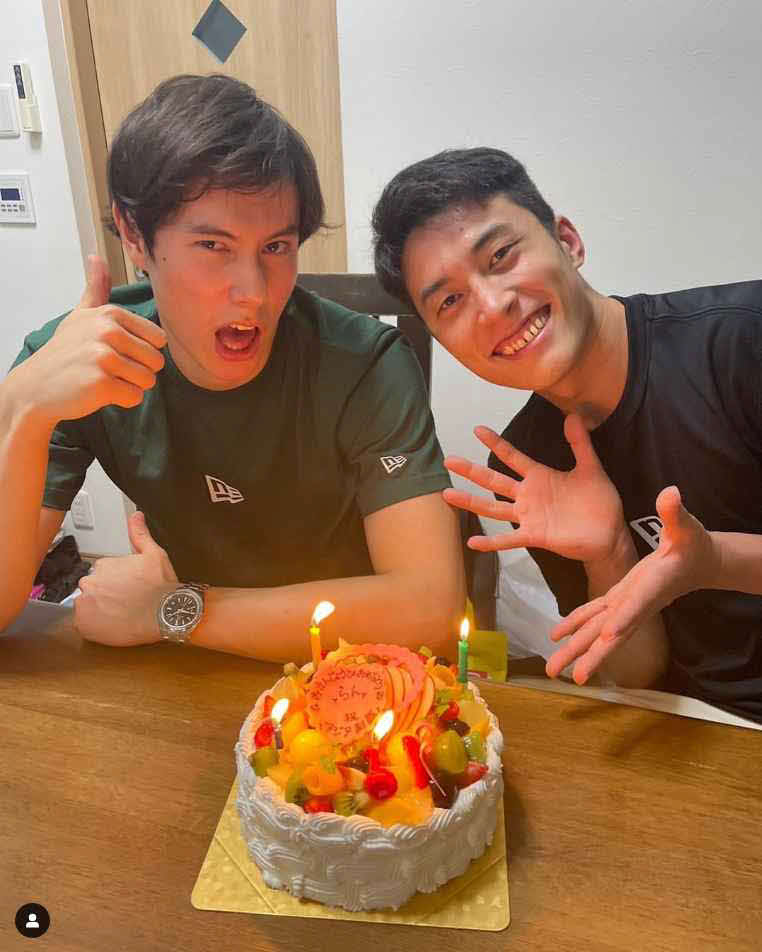ケーキで誕生日を祝う高橋塁（左）と藍（高橋塁のインスタグラムから）