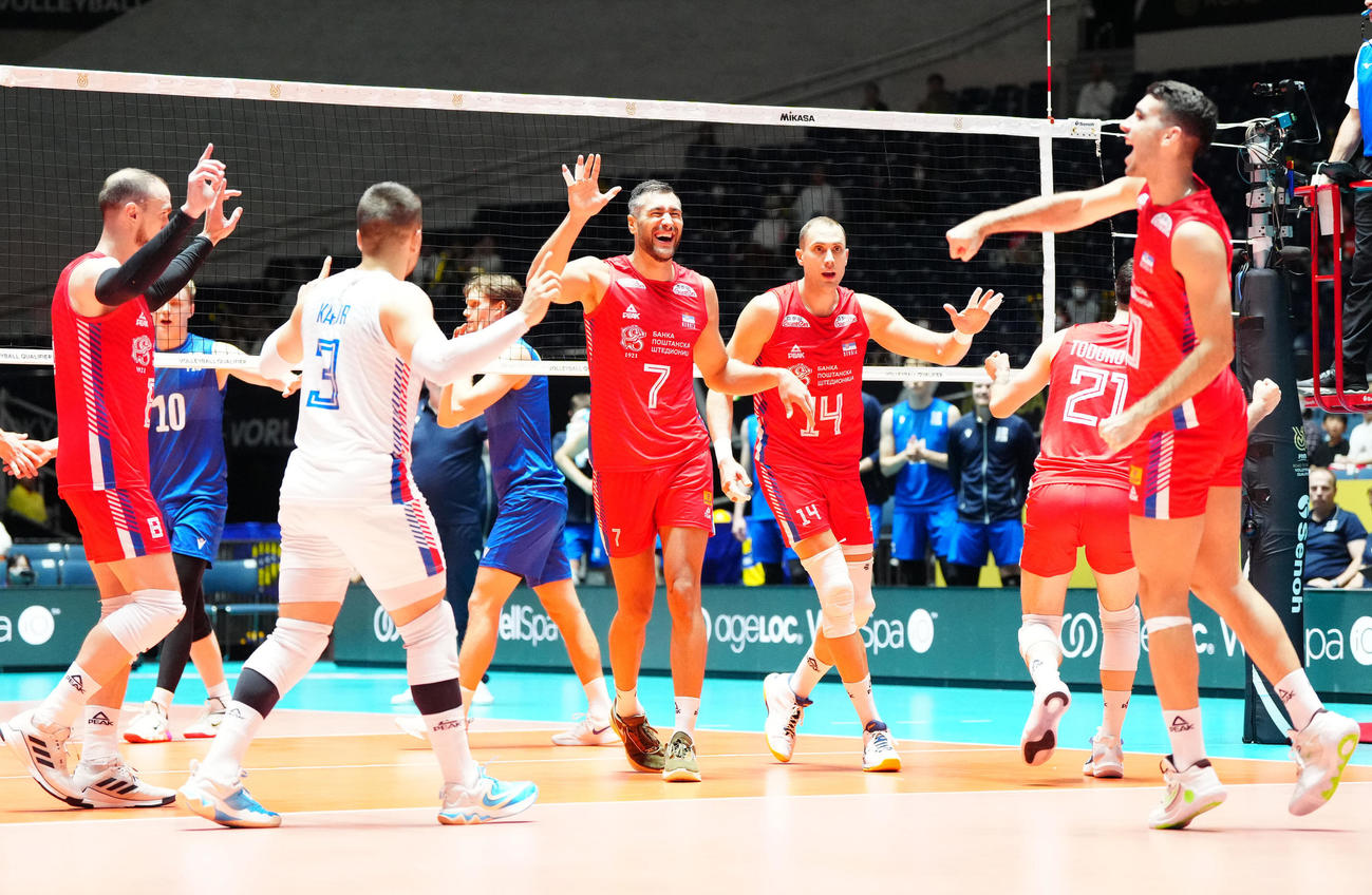 4日、フィンランド戦で得点で喜ぶセルビア代表の選手たち