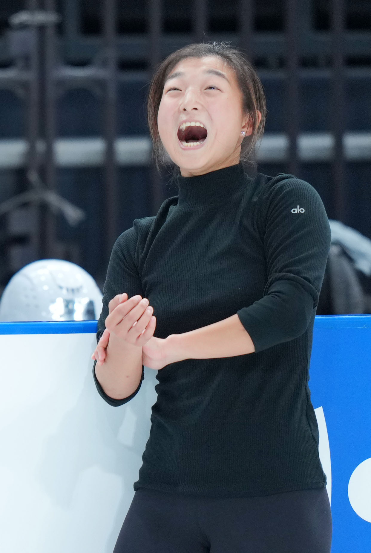 公式練習で笑顔を見せる坂本（撮影・横山健太）