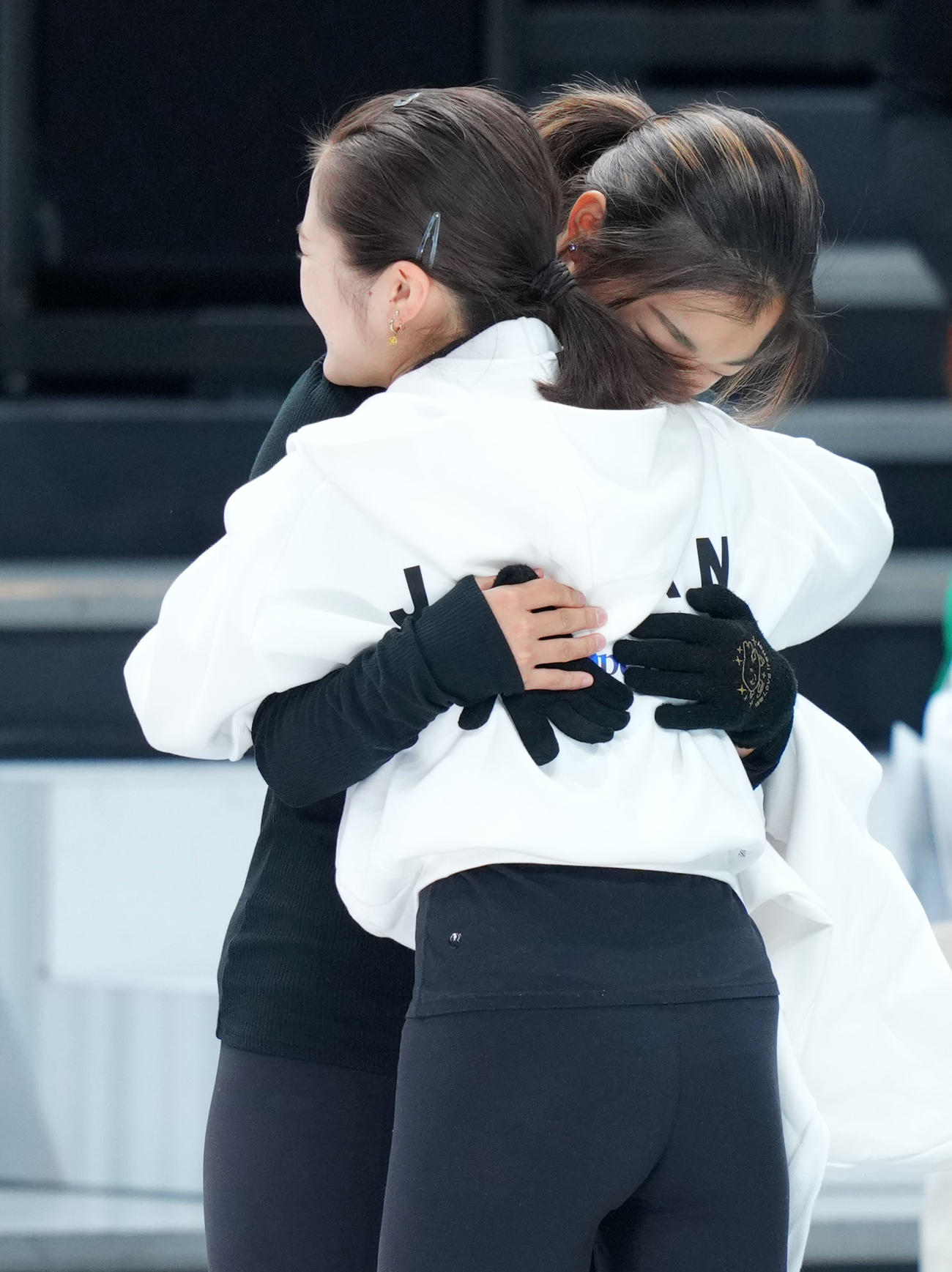 公式練習前、抱き合う坂本（奥）と宮原（撮影・横山健太）
