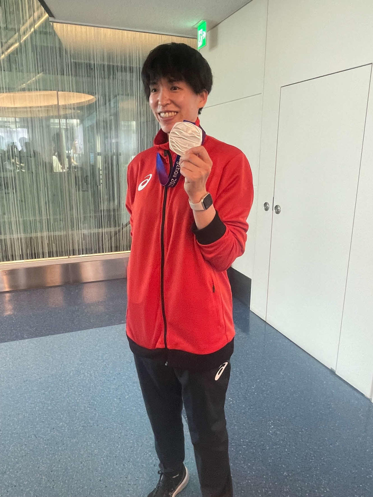 アジア大会で獲得した銀メダルを手にするバスケットボール女子日本代表主将の林