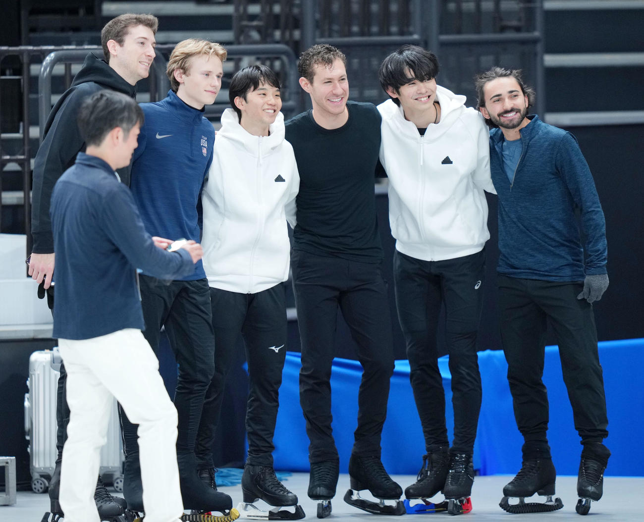 練習前に笑顔を見せる、左からモリス・クヴィテラシヴィリ、イリア・マリニン、友野、ジェイソン・ブラウン、島田、ケビン・エモズ（撮影・横山健太）
