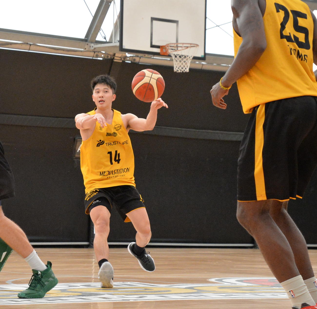 A東京戦に向け、連携強化を図る仙台89ERS・青木（左）（撮影・濱本神威）