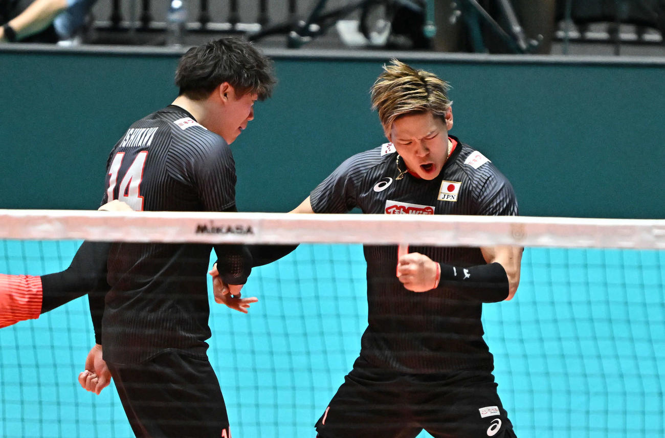日本対セルビア　第1S、ポイントを奪いさけぶ西田（右）と石川　（撮影・滝沢徹郎）