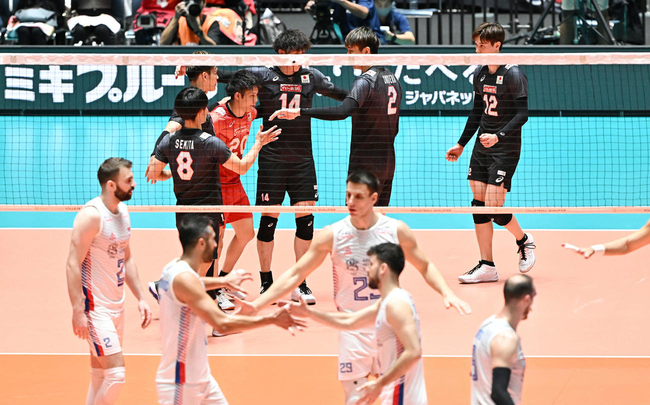 日本対セルビア　第1セットを取り喜ぶ日本の選手たち　（撮影・滝沢徹郎）