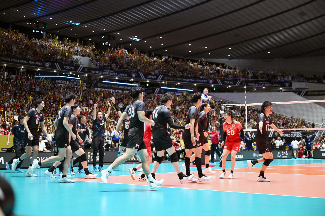 日本対セルビア　試合に勝利しコートに飛び出し喜ぶ日本の選手たち（撮影・滝沢徹郎）