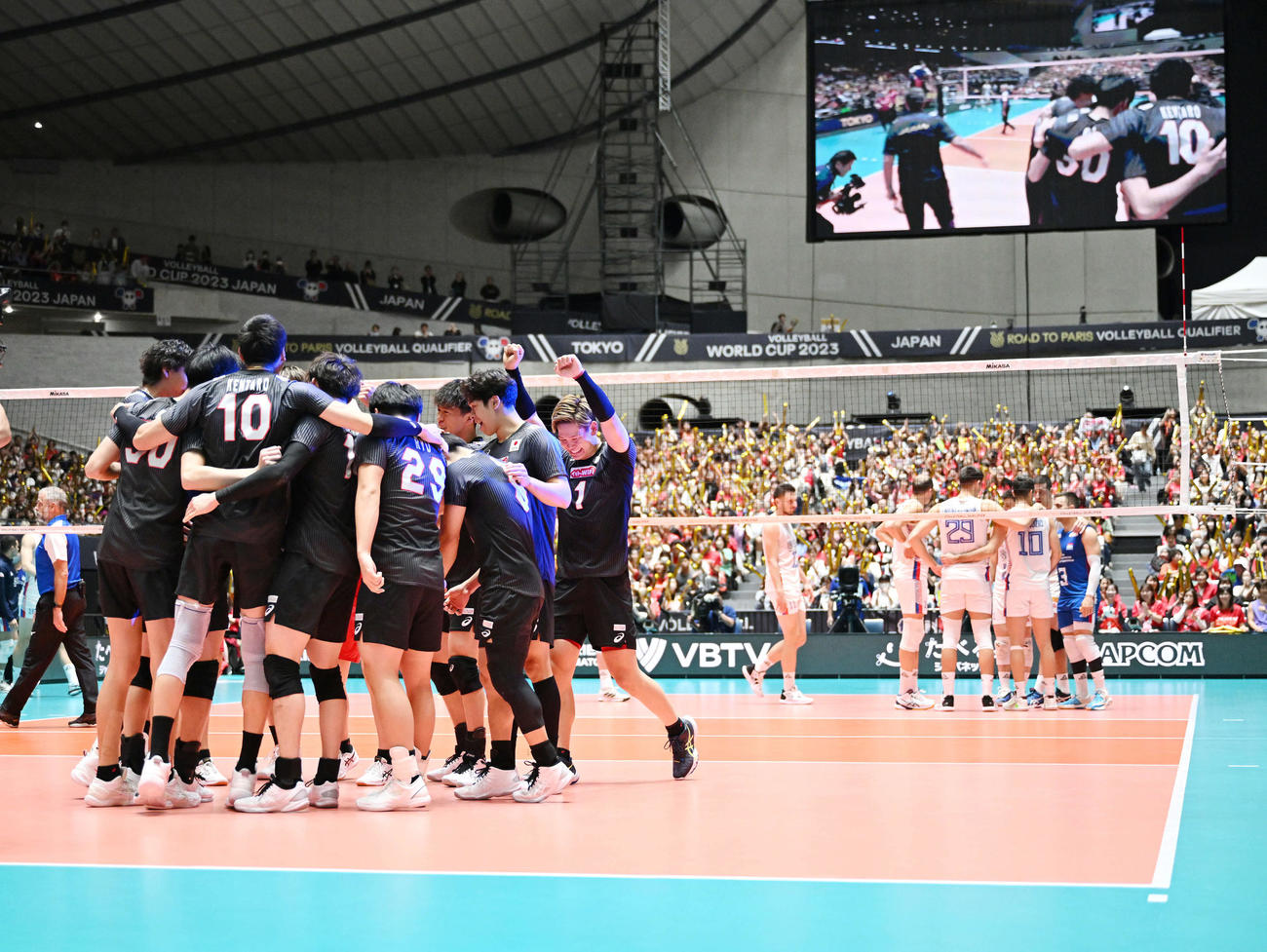 日本対セルビア　試合に勝利しガッツポーズで喜ぶ西田（手前右）（撮影・滝沢徹郎）