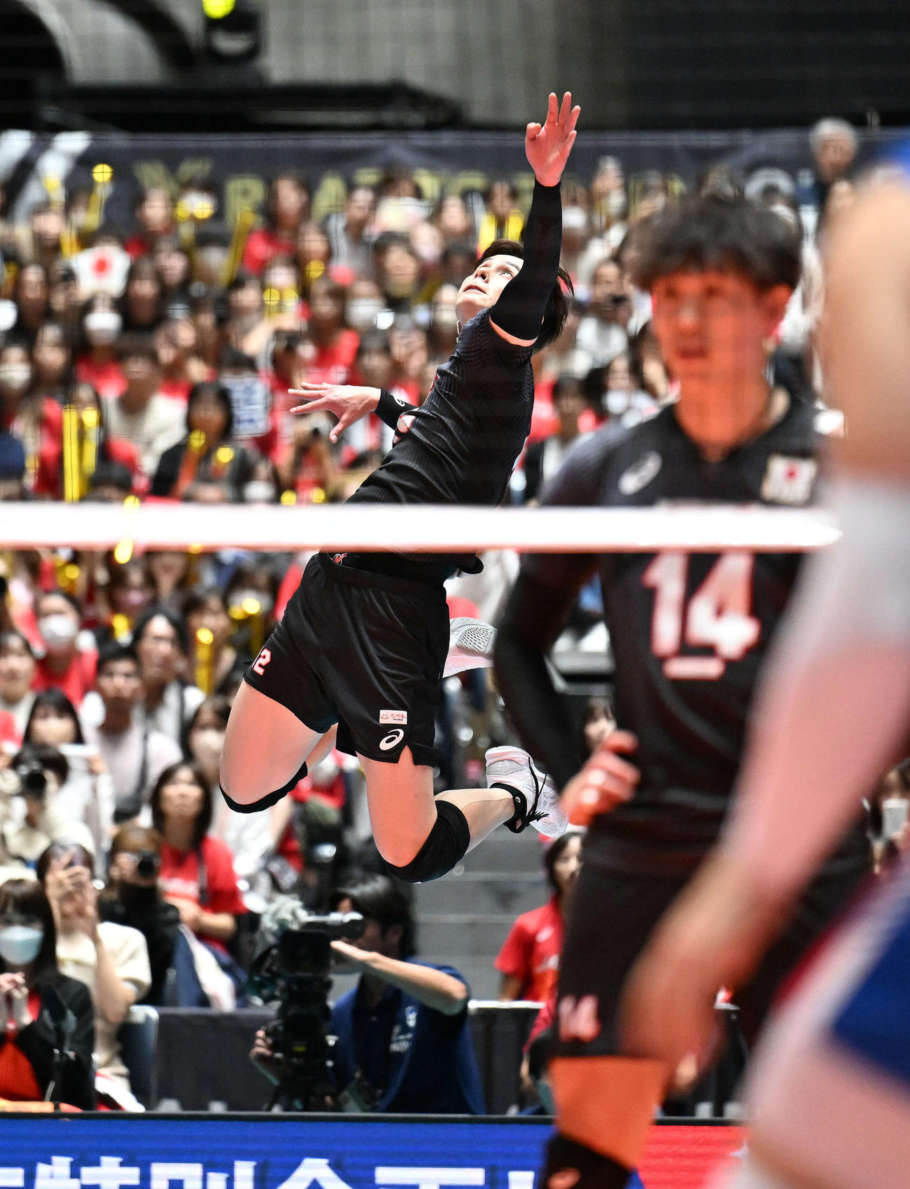 日本対セルビア　第3S、サーブを放つ高橋藍（撮影・滝沢徹郎）