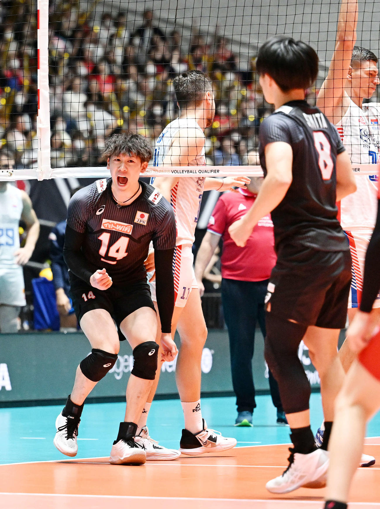 日本対セルビア　第3S、ポイントを奪い雄たけびを上げる石川（左）（撮影・滝沢徹郎）
