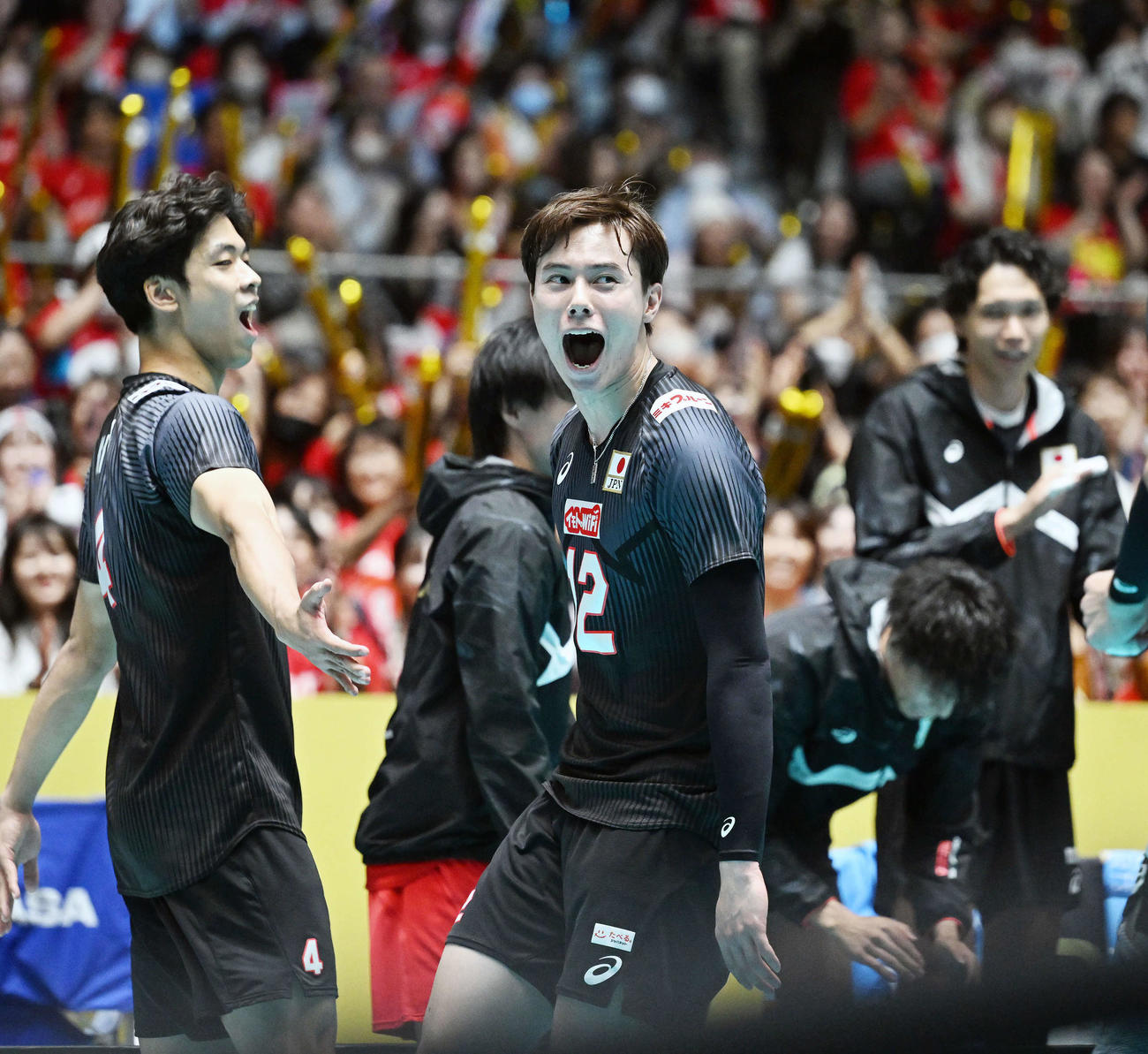 日本対セルビア　第3S、ポイントを奪い雄たけびを上げる高橋藍（手前）（撮影・滝沢徹郎）