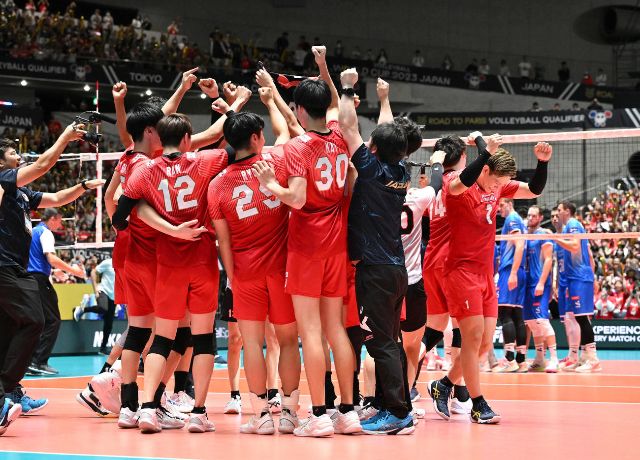 日本対スロベニア　パリ五輪出場権を獲得し、歓喜の輪を作る日本の選手たち（撮影・滝沢徹郎）