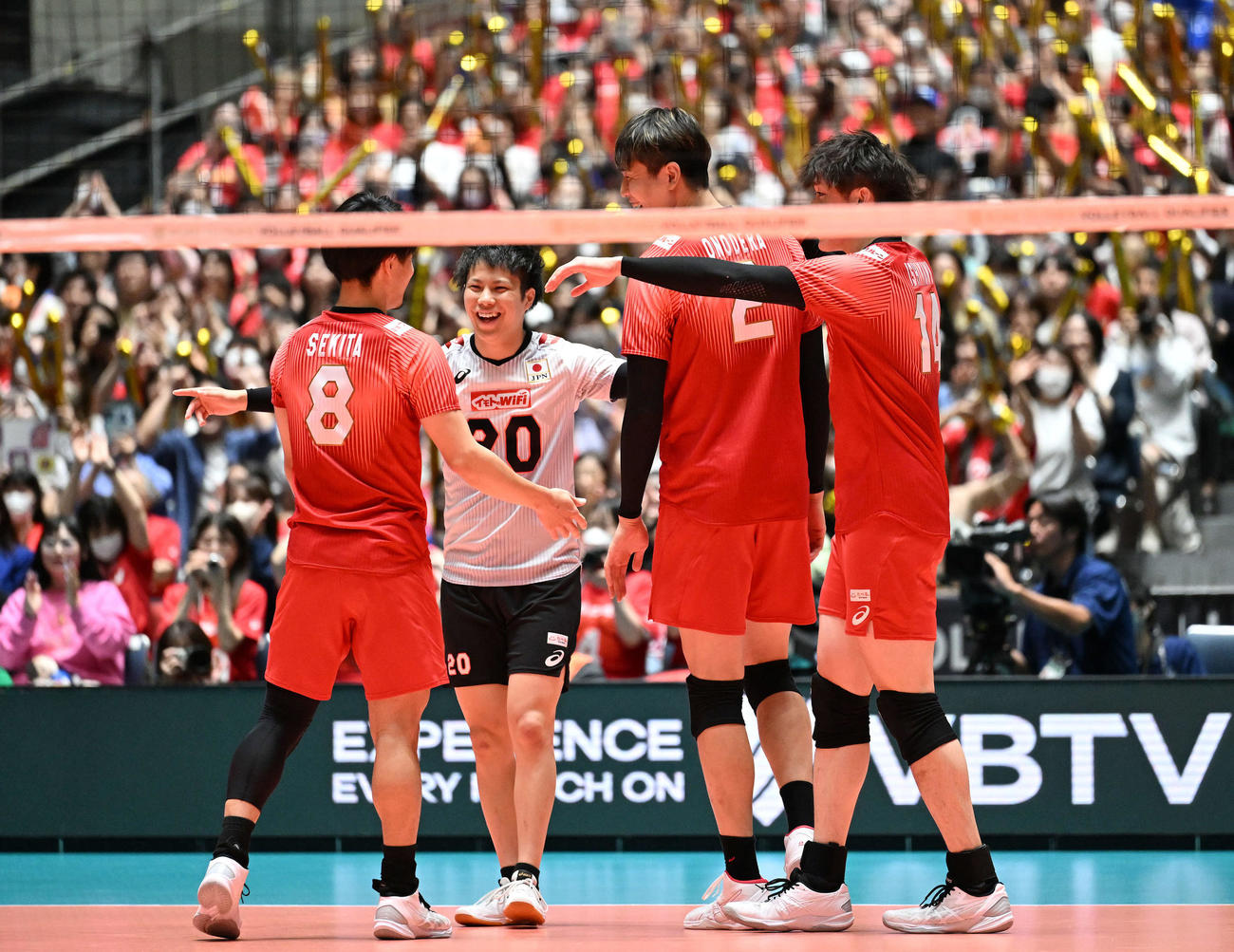 日本対スロベニア　第2セットを取り喜ぶ日本の選手たち（撮影・滝沢徹郎）