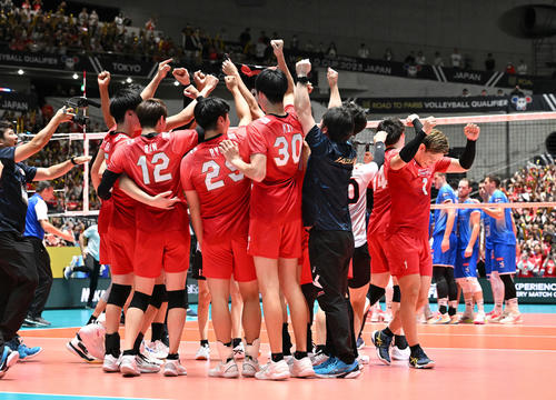 日本対スロベニア　パリ五輪出場権を獲得し、歓喜の輪を作る日本の選手たち（撮影・滝沢徹郎）