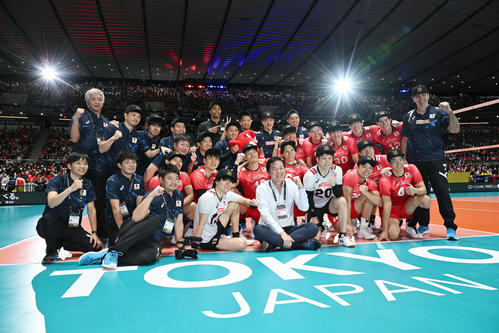 日本対スロベニア　日本対スロベニア　パリ五輪出場権を獲得し川合会長（前列左から3番目）と記念撮影する選手たち（撮影・滝沢徹郎）