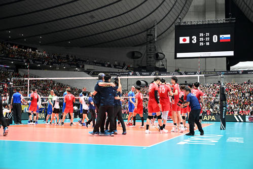 日本対スロベニア　試合に勝利しスロベニアの選手とタッチをかわす選手たち（撮影・滝沢徹郎）