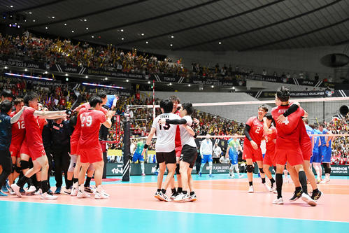 日本対スロベニア　パリ五輪出場権を獲得し抱き合って喜ぶ石川（中央後方）ら選手たち（撮影・滝沢徹郎）