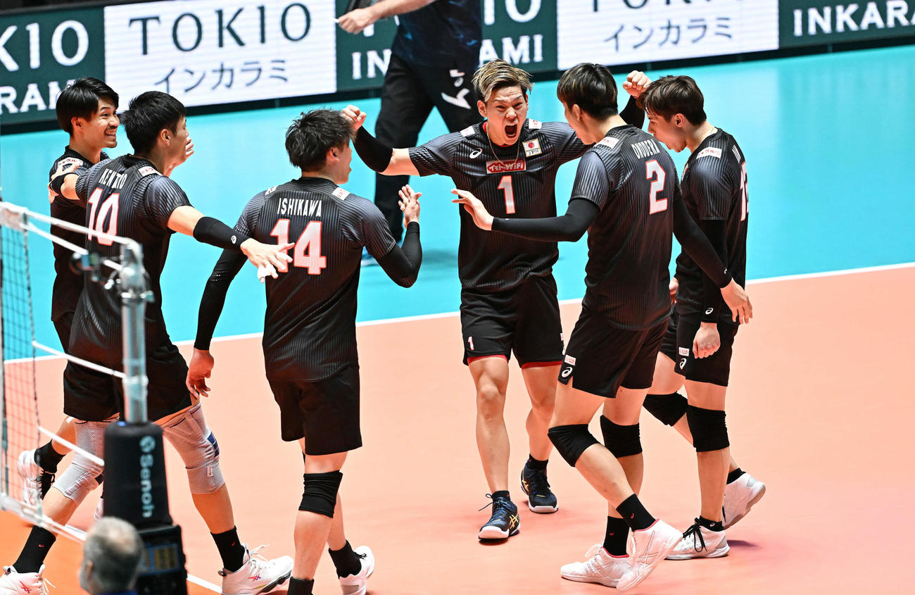 日本対セルビア　第2S、ポイントを奪い雄叫びを上げる西田（左から4人目）（撮影・滝沢徹郎）