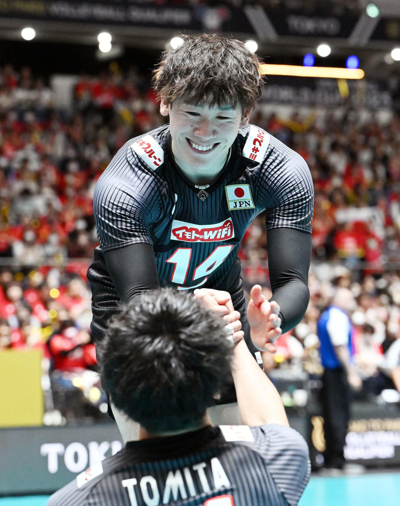 日本対セルビア　試合後、石川（後方）は富田と握手を交わす（撮影・滝沢徹郎）