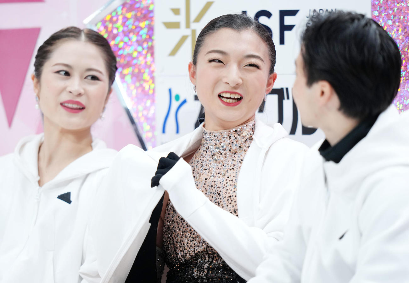 演技を終え笑顔を見せる坂本（中央）（撮影・横山健太）