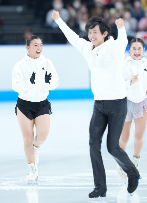 競技開始を前に笑顔を見せる日本代表の選手たち。左から坂本、島田、宮原（撮影・横山健太）