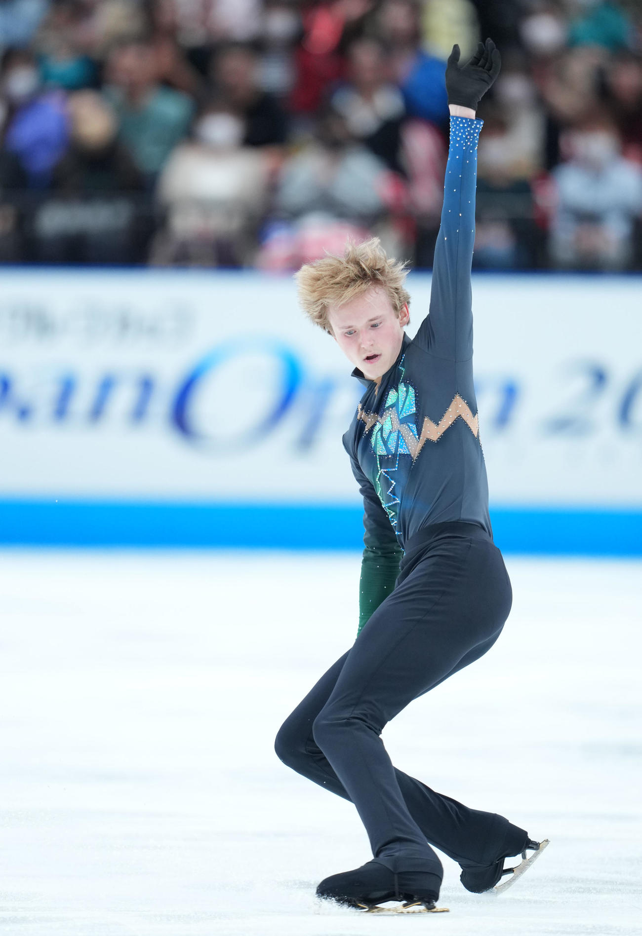 演技を披露するイリア・マリニン（撮影・横山健太）