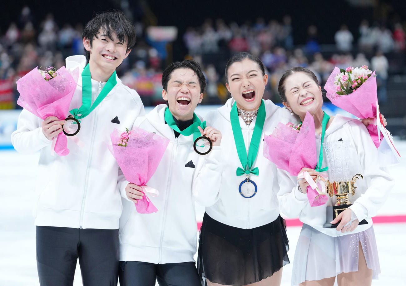 優勝を決め笑顔を見せる日本代表の選手たち。左から島田、友野、坂本、宮原（撮影・横山健太）