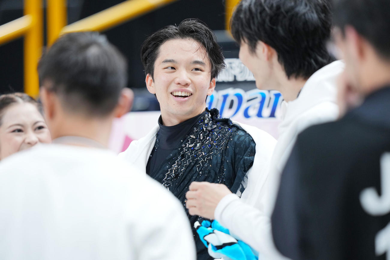 演技を終え笑顔を見せる友野（撮影・横山健太）