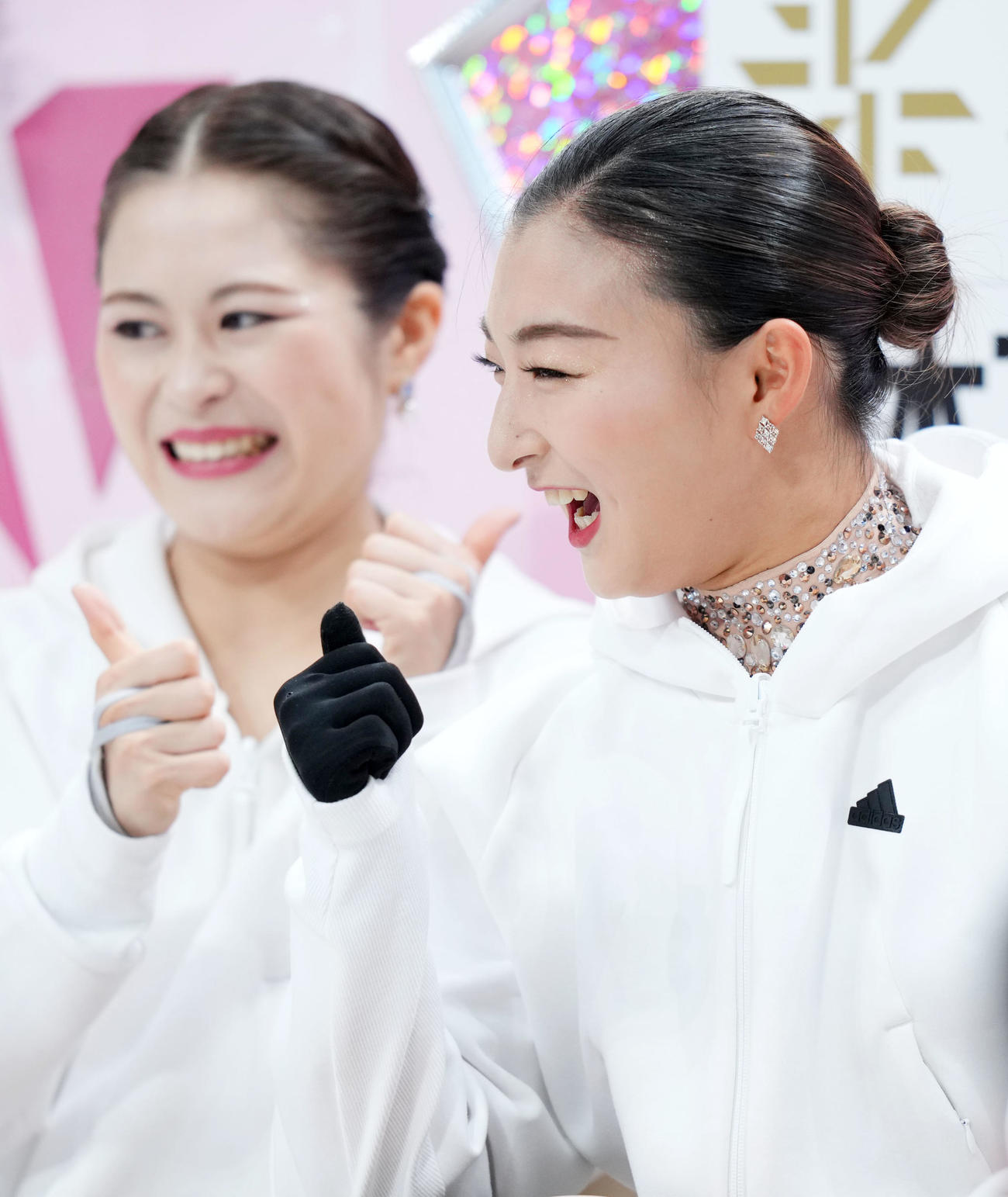 演技を終えガッツポーズする坂本。左は宮原（撮影・横山健太）