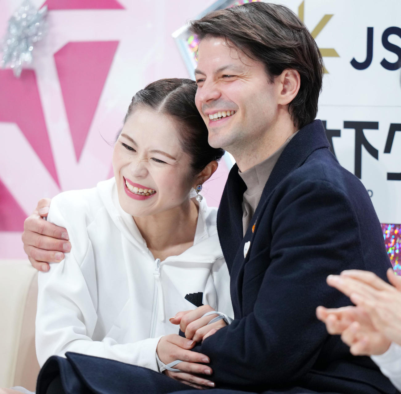 演技を終え笑顔を見せる宮原（左）とステファン・ランビエールコーチ（撮影・横山健太）