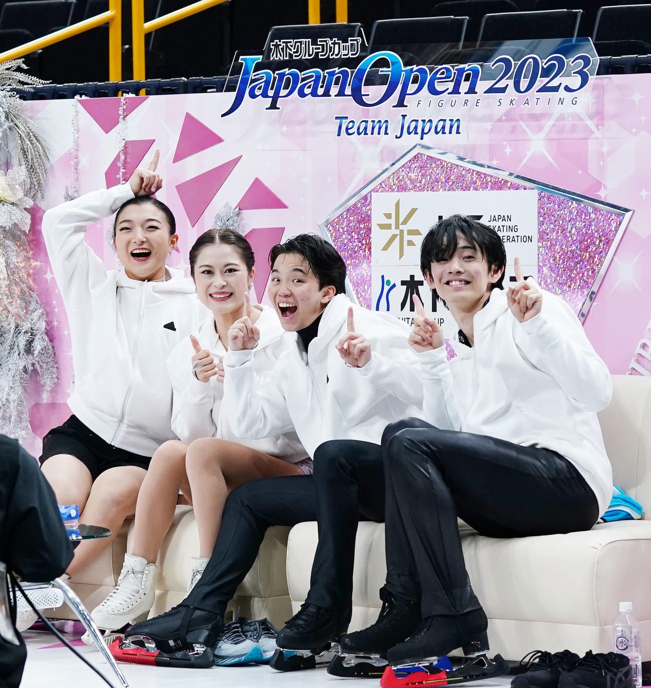 優勝し笑顔を見せる日本代表の選手たち。左から坂本、宮原、友野、島田（撮影・横山健太）
