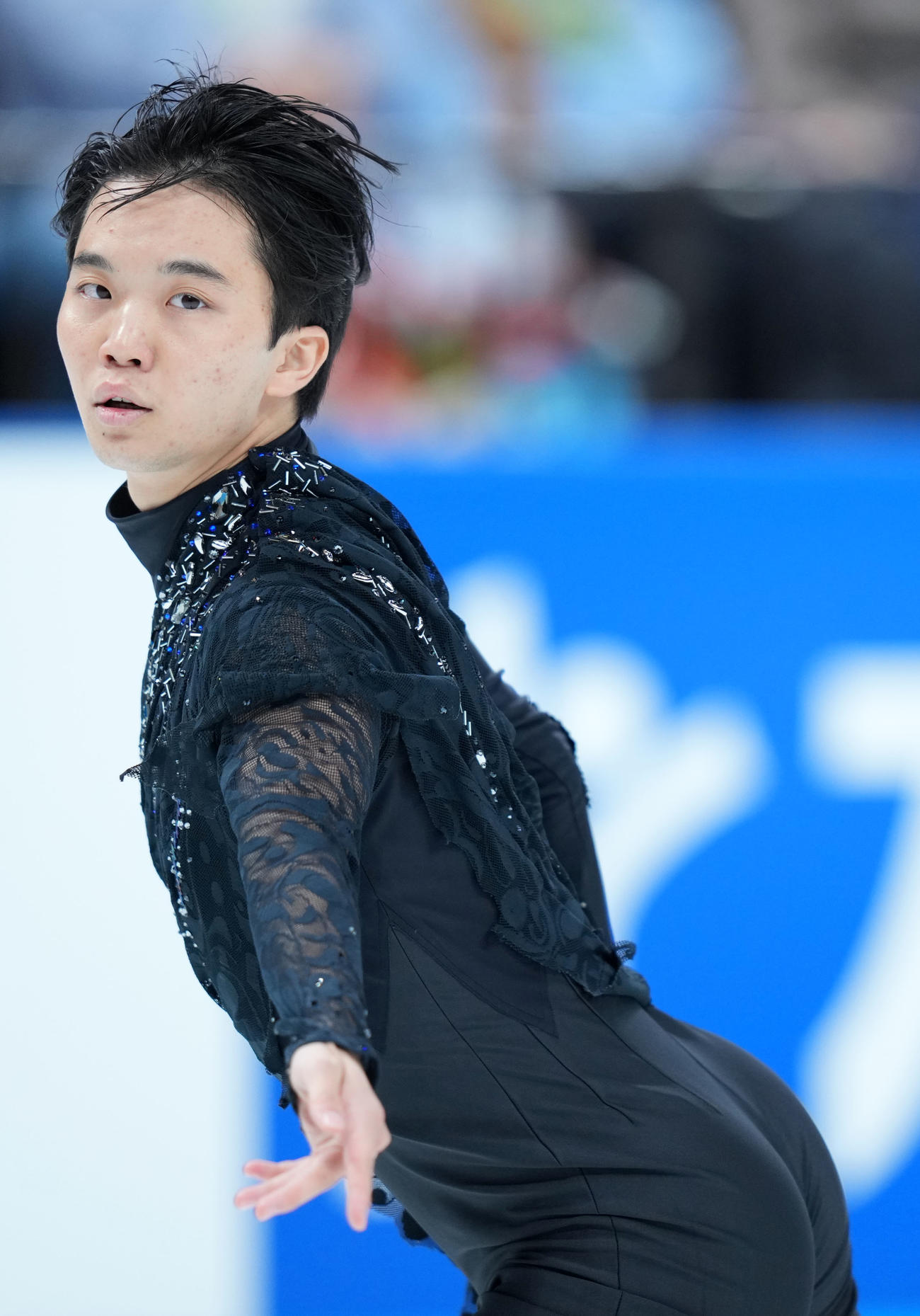 演技を披露する友野（撮影・横山健太）