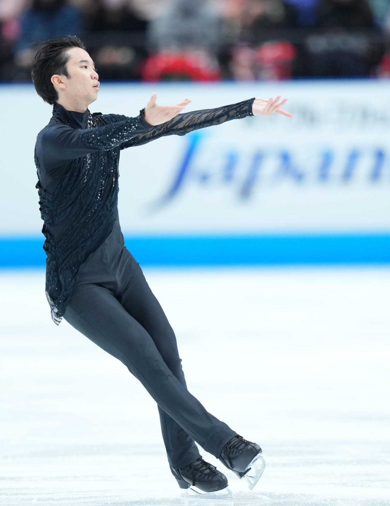 演技を披露する友野（撮影・横山健太）