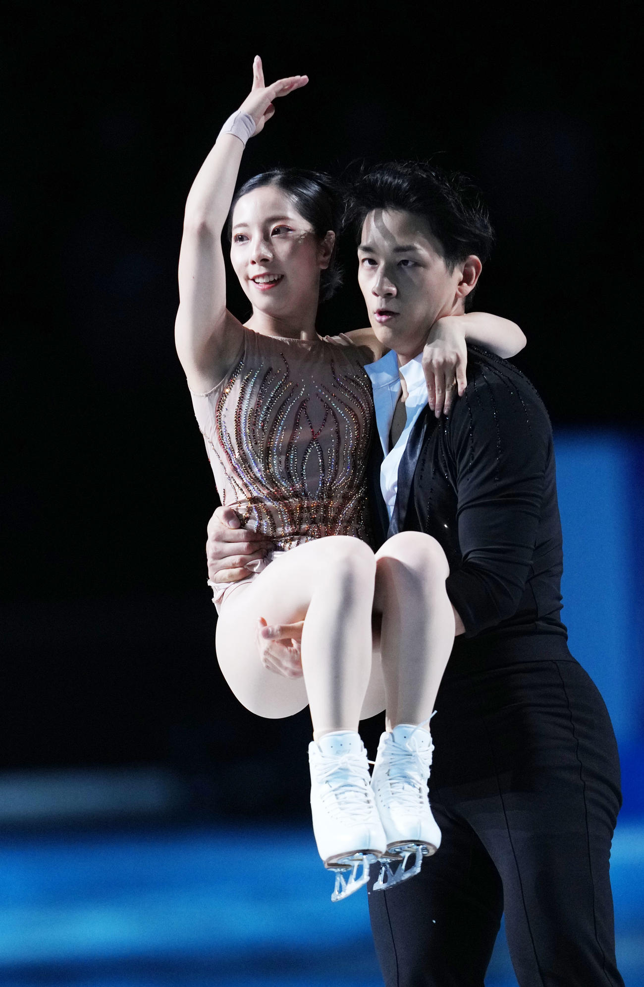 スペシャルゲストで演技する「りくりゅう」三浦（左）木原組（撮影・横山健太）