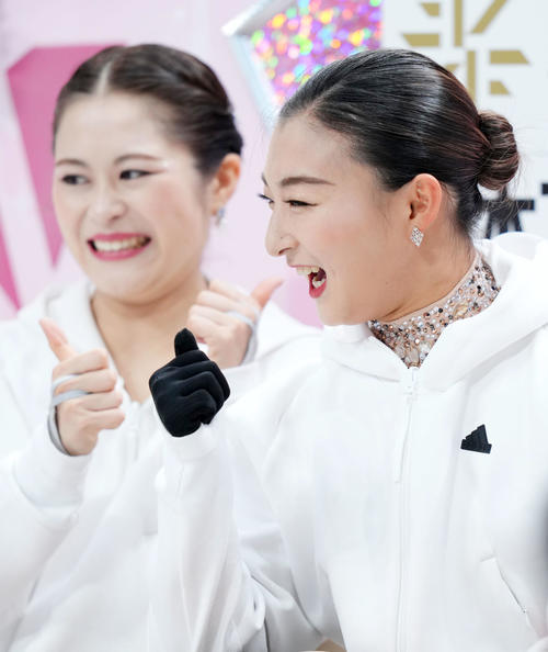 演技を終えガッツポーズする坂本。左は宮原（撮影・横山健太）
